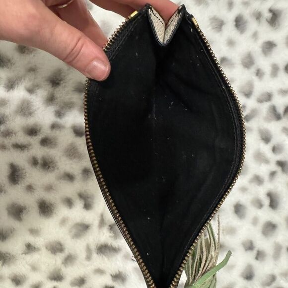 Fossil white pebbled leather pouch with green tassle 9x6” - Picture 5 of 5